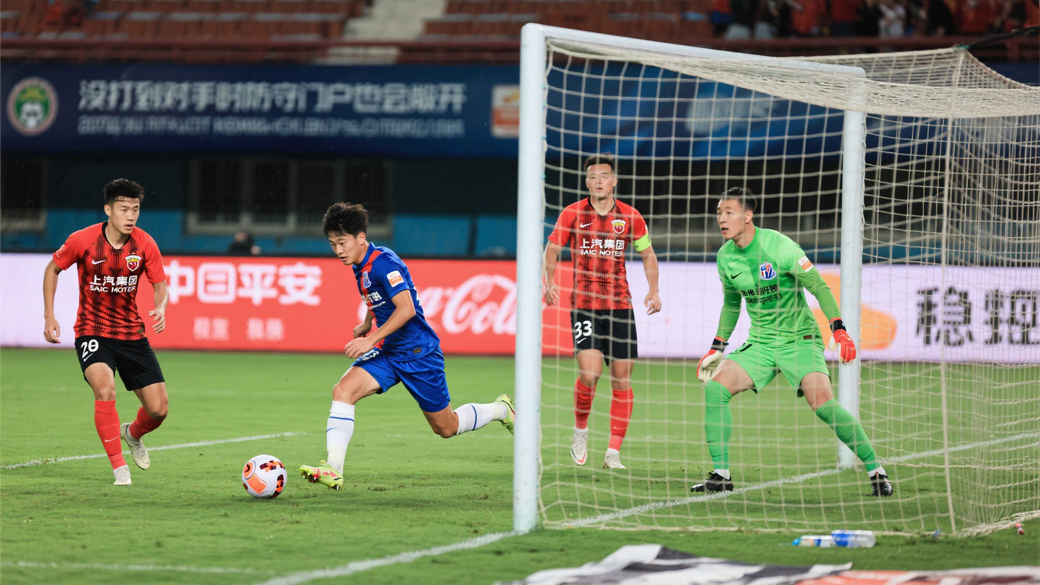 媒体人评上海德比:如拳击对决,进攻同时防守漏洞尽显 四、案例分析:上赛季经典一役的启示
回顾上赛季的